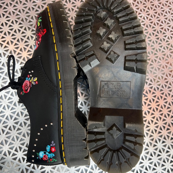 Doc Marten black  flowered lo tops, ladies size 9, Versatile Classic lace ups - Picture 12 of 12